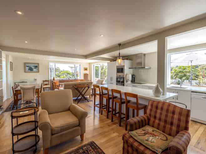 76 Hill Road, Palm Beach