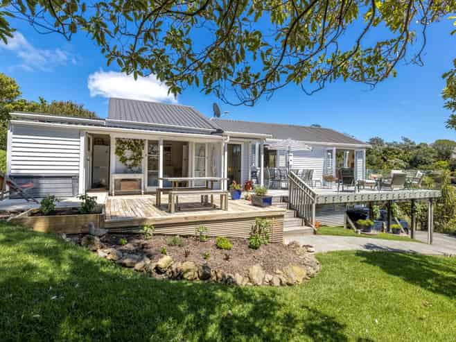 76 Hill Road, Palm Beach