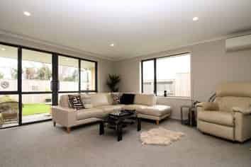 6 Angus Place, Carterton