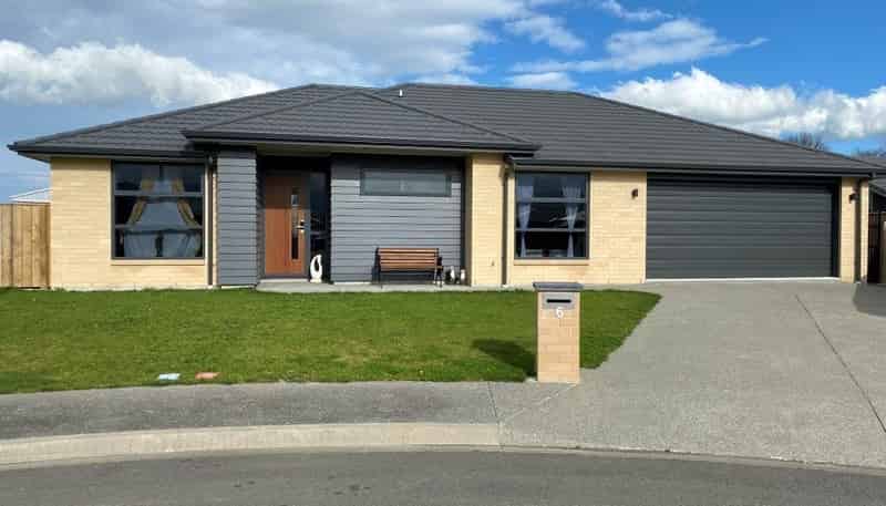 6 Angus Place, Carterton