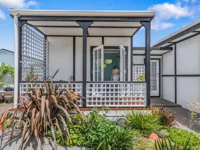 25B Clifton Avenue, Carterton