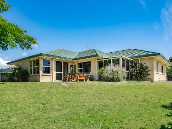 10 Crown Hill, Paraparaumu