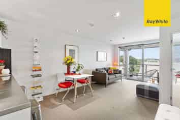 6V/435 New North Road, Kingsland