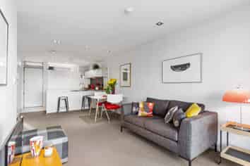 6V/435 New North Road, Kingsland