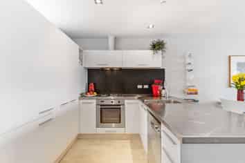 6V/435 New North Road, Kingsland