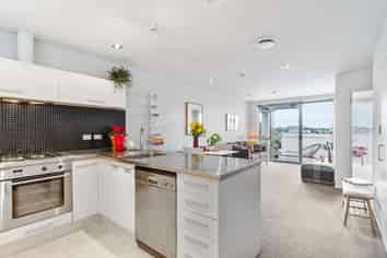 6V/435 New North Road, Kingsland