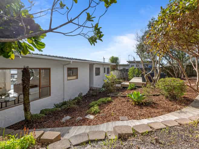 2/867 Beach Road, Torbay