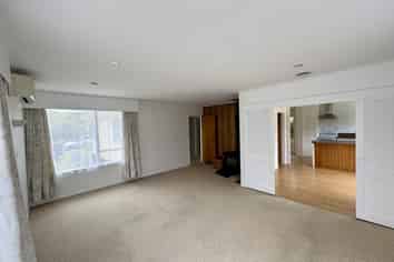 135 Taylor Terrace, Tawa