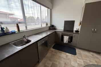 800 Tremaine Avenue, Roslyn