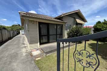 800 Tremaine Avenue, Roslyn