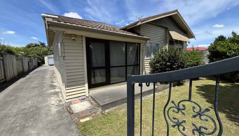 800 Tremaine Avenue, Roslyn