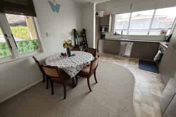 800 Tremaine Avenue, Roslyn