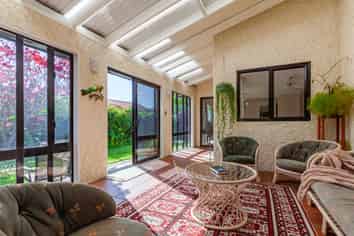 6 Bishops Close, Greenmeadows