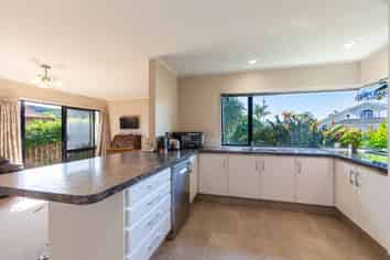 6 Bishops Close, Greenmeadows