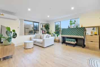 8 Woodbank Drive, Glen Eden