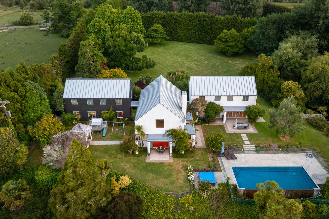 Secure Your Family's Legacy - 4.5ha, 640 m² Home - Więcej
