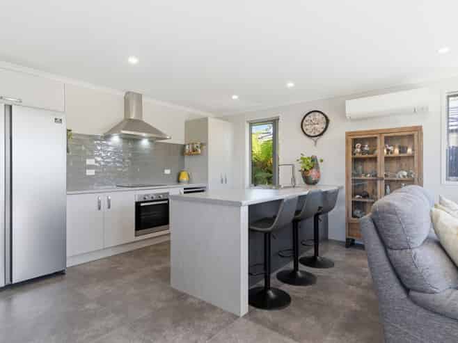 1 Hanlow Place, Pyes Pa