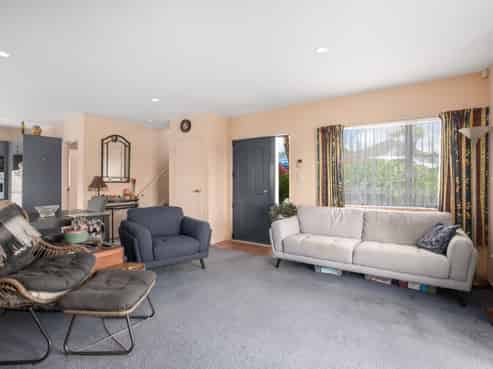 8b Pelorous Street, Paparangi