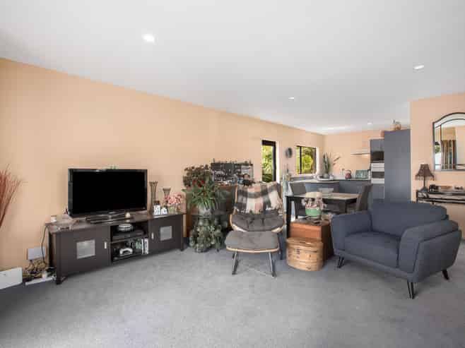 8b Pelorous Street, Paparangi