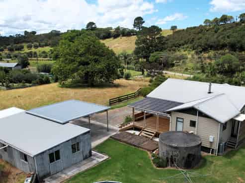 378 Notorious West Road, Mahuta