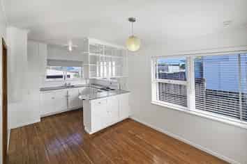 7 West Coast Road, Glen Eden