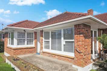 7 West Coast Road, Glen Eden