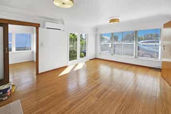 7 West Coast Road, Glen Eden