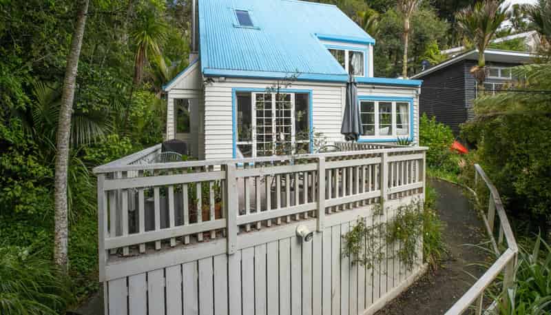 16 Mahoe Road, Titirangi