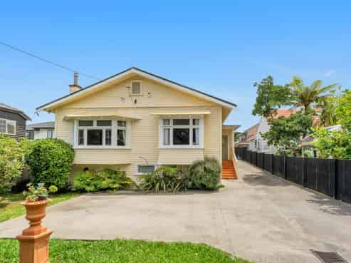 17 Queensway, Three Kings