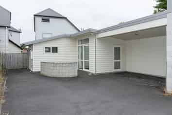 8B Snead Place, Hamilton East