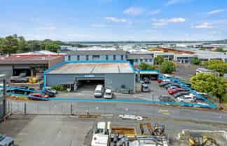 Versatile Penrose Gem with Secure Yard!