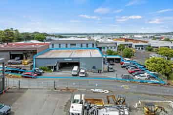 Versatile Penrose Gem with Secure Yard!