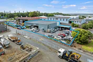 Versatile Penrose Gem with Secure Yard!