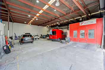 Versatile Penrose Gem with Secure Yard!