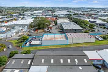 Versatile Penrose Gem with Secure Yard!