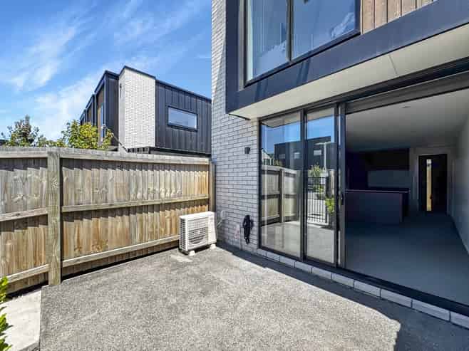 1/323 Lincoln Road, Addington