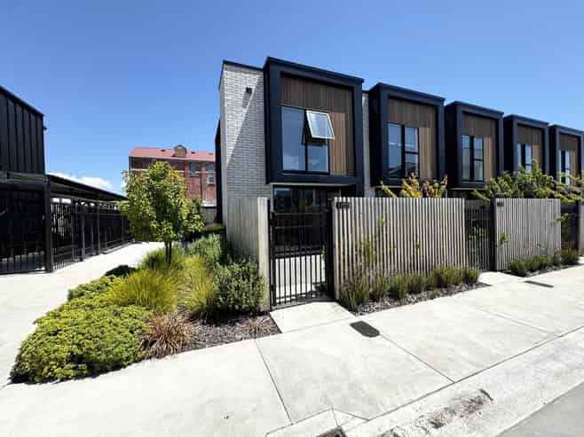 1/323 Lincoln Road, Addington