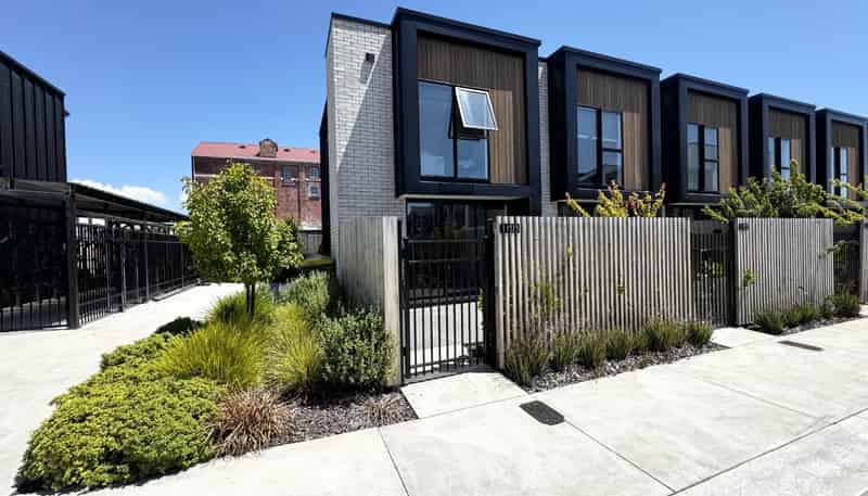 1/323 Lincoln Road, Addington