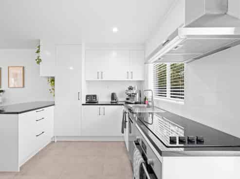 2/24 Robertson Road, Favona