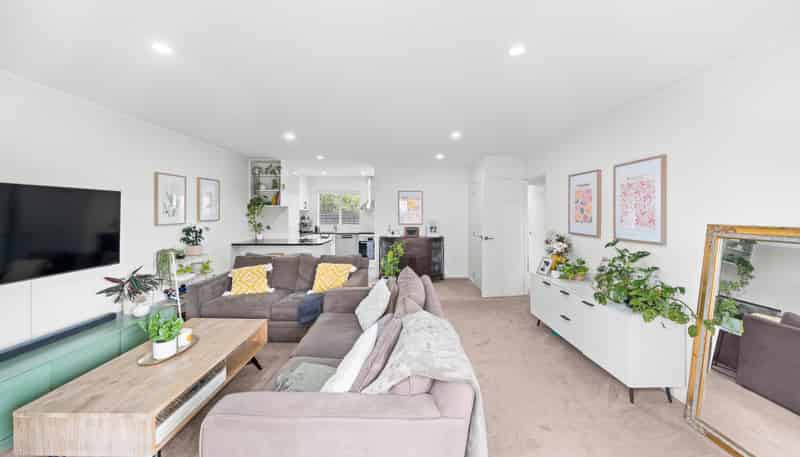 2/24 Robertson Road, Favona