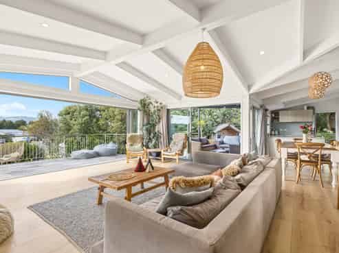 6 Pioneer Crescent, Omaha