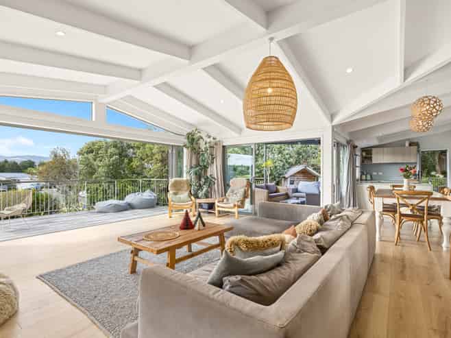 6 Pioneer Crescent, Omaha