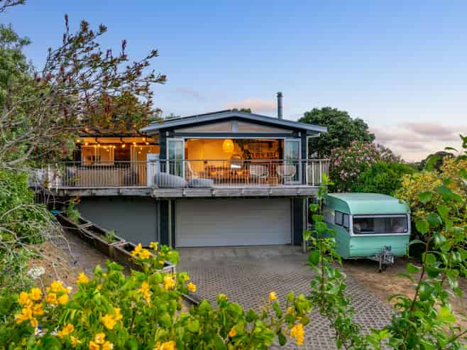 6 Pioneer Crescent, Omaha