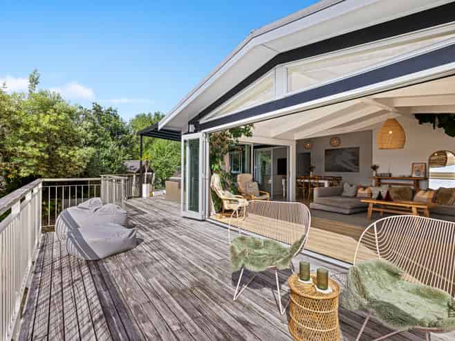 6 Pioneer Crescent, Omaha