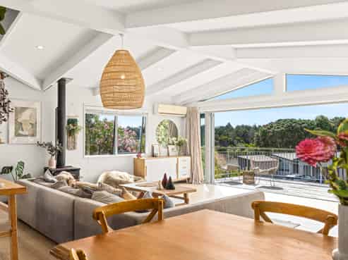 6 Pioneer Crescent, Omaha