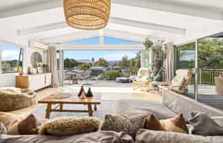 6 Pioneer Crescent, Omaha