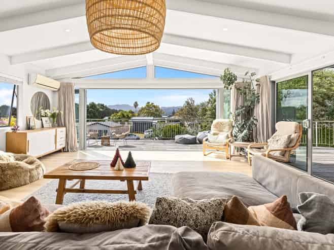 6 Pioneer Crescent, Omaha