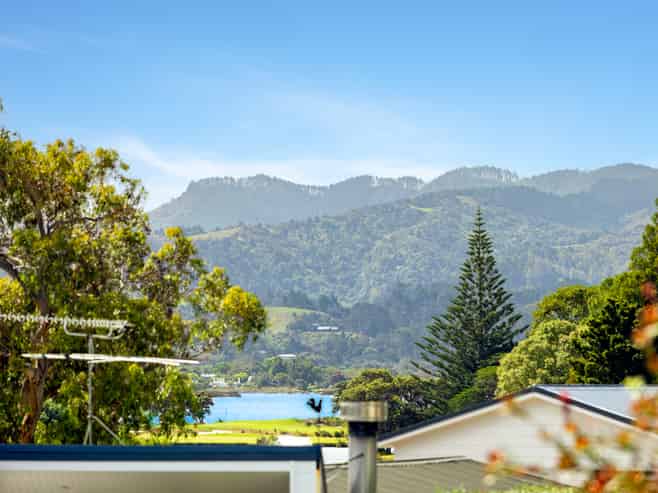 6 Pioneer Crescent, Omaha