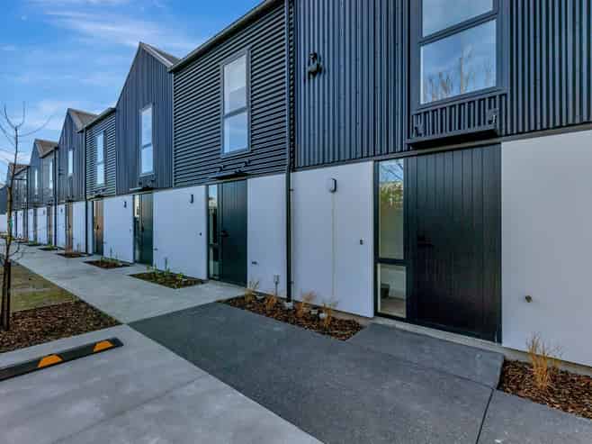 4/9 Grove Road, Addington