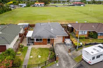 8 B Alexander Place, Otaki